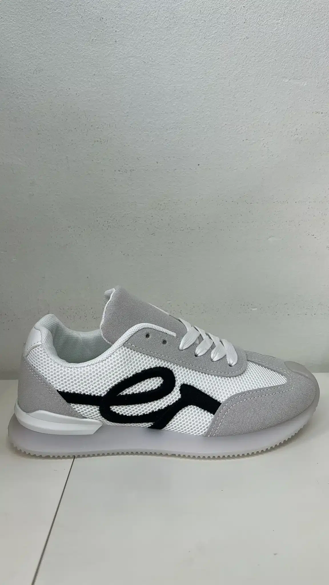 WhatsApp Image 2026-01-19 at 16.20.48 DEPORTIVA GUESS BLANCO - Imagen 1
