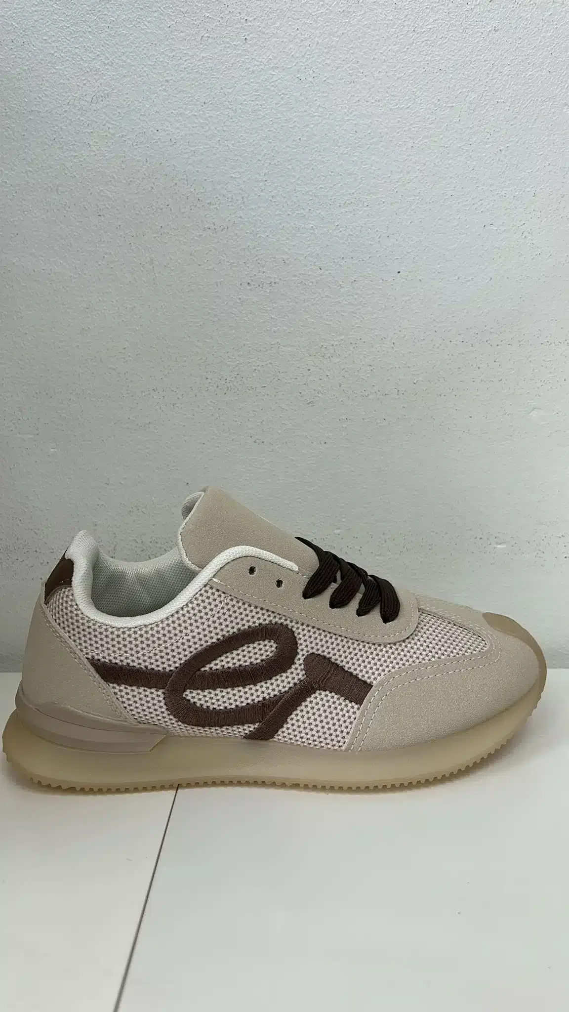 WhatsApp Image 2026-01-19 at 16.20.48 DEPORTIVA GUESS BEIGE/MARRON - Imagen 1