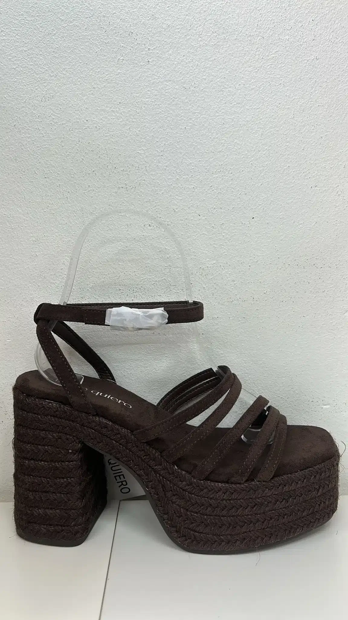 SANDALIA TIRAS TACON MARRON - Imagen 1