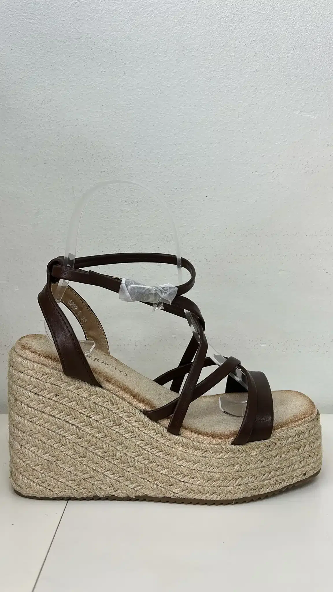 SANDALIA TIRA ANCHA MARRON - Imagen 1