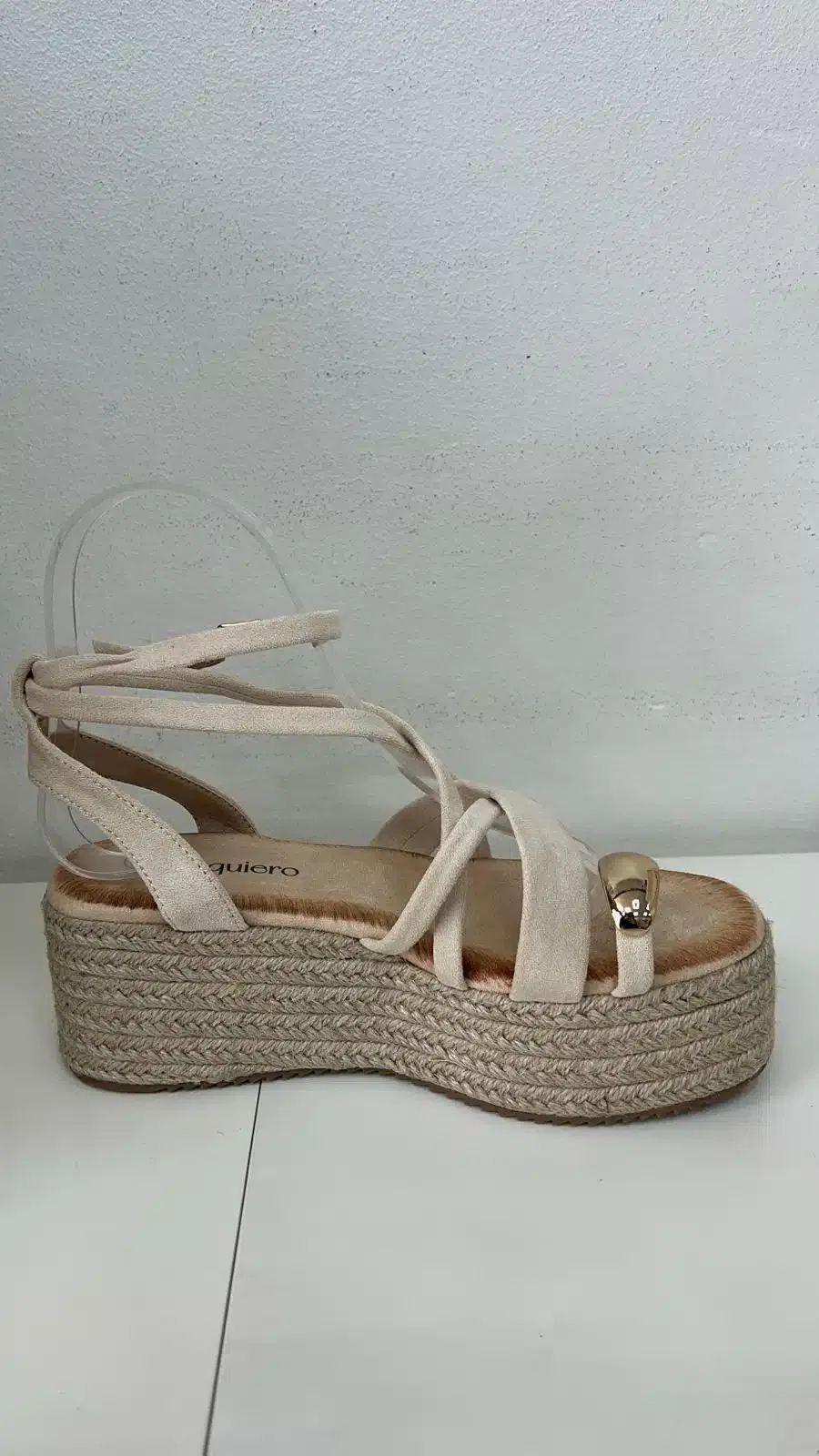 SANDALIA BEIGE CRUZADA ANILLO - Imagen 1