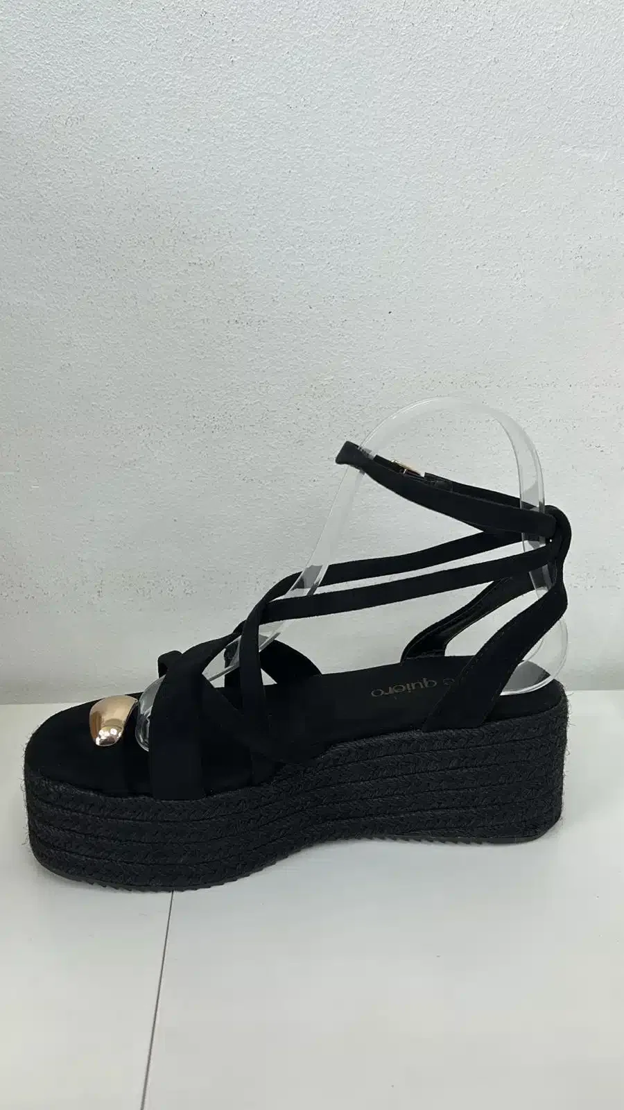 WhatsApp Image 2026-01-19 at 16.30.46 SANDALIA NEGRA CRUZADA ANILLO - Imagen 1
