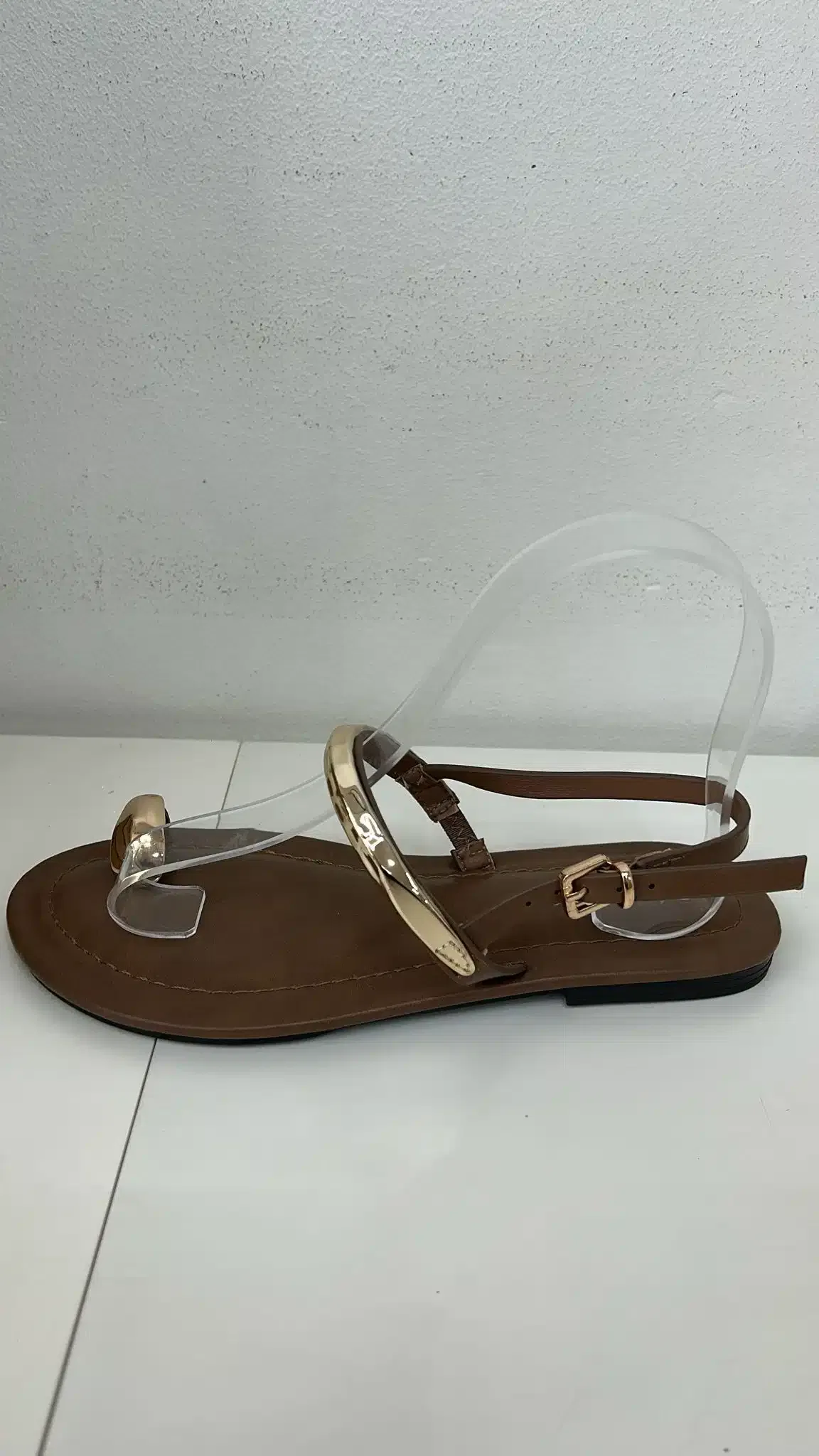 WhatsApp Image 2026-01-19 at 16.40.30 SANDALIA PLANA ANILLO KAKI - Imagen 1