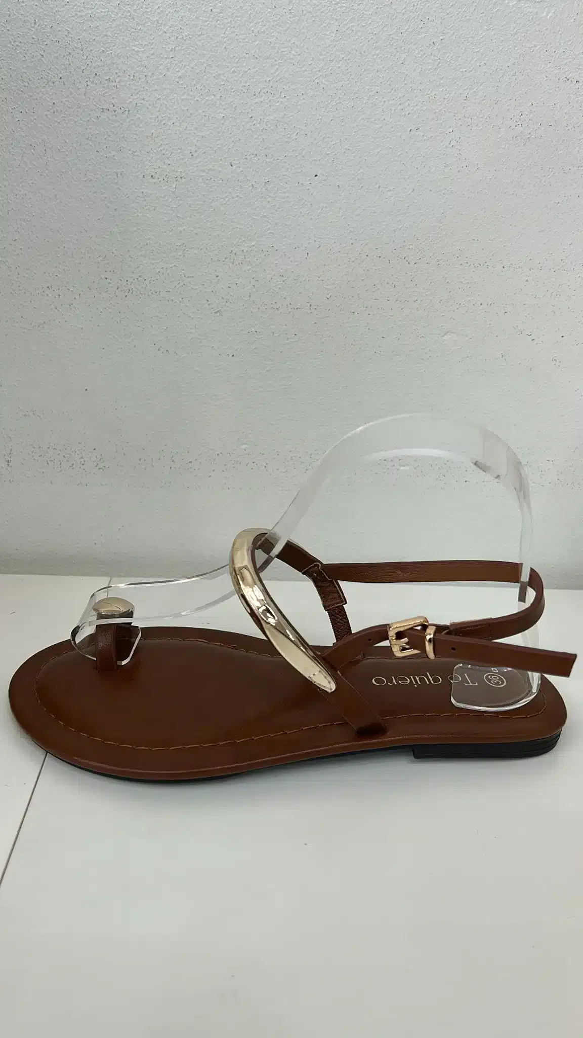 WhatsApp Image 2026-01-19 at 16.40.30 SANDALIA PLANA ANILLO MARRON - Imagen 1
