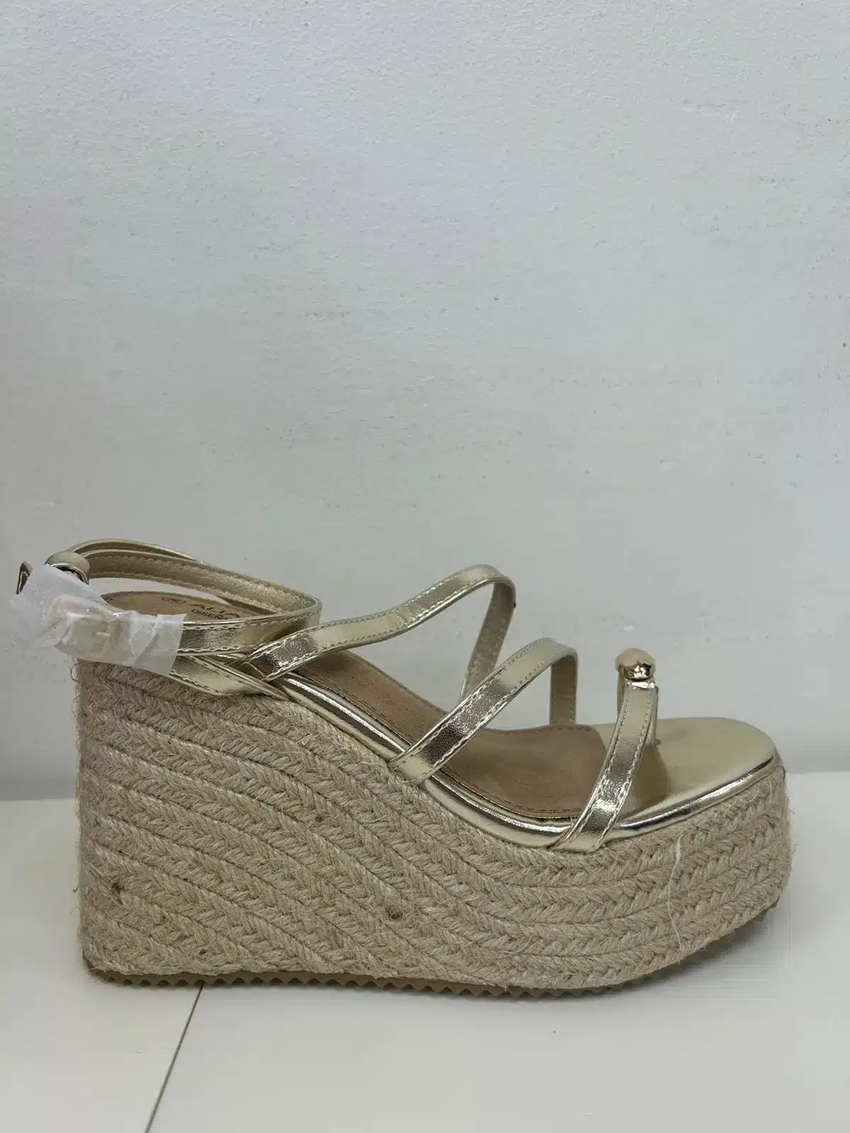 SANDALIA ANILLO DORADA - Imagen 1