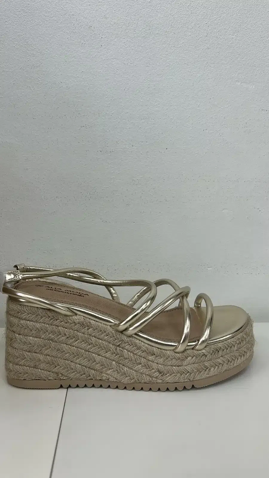 SANDALIA VIRAL CRUZADA DORADA - Imagen 1