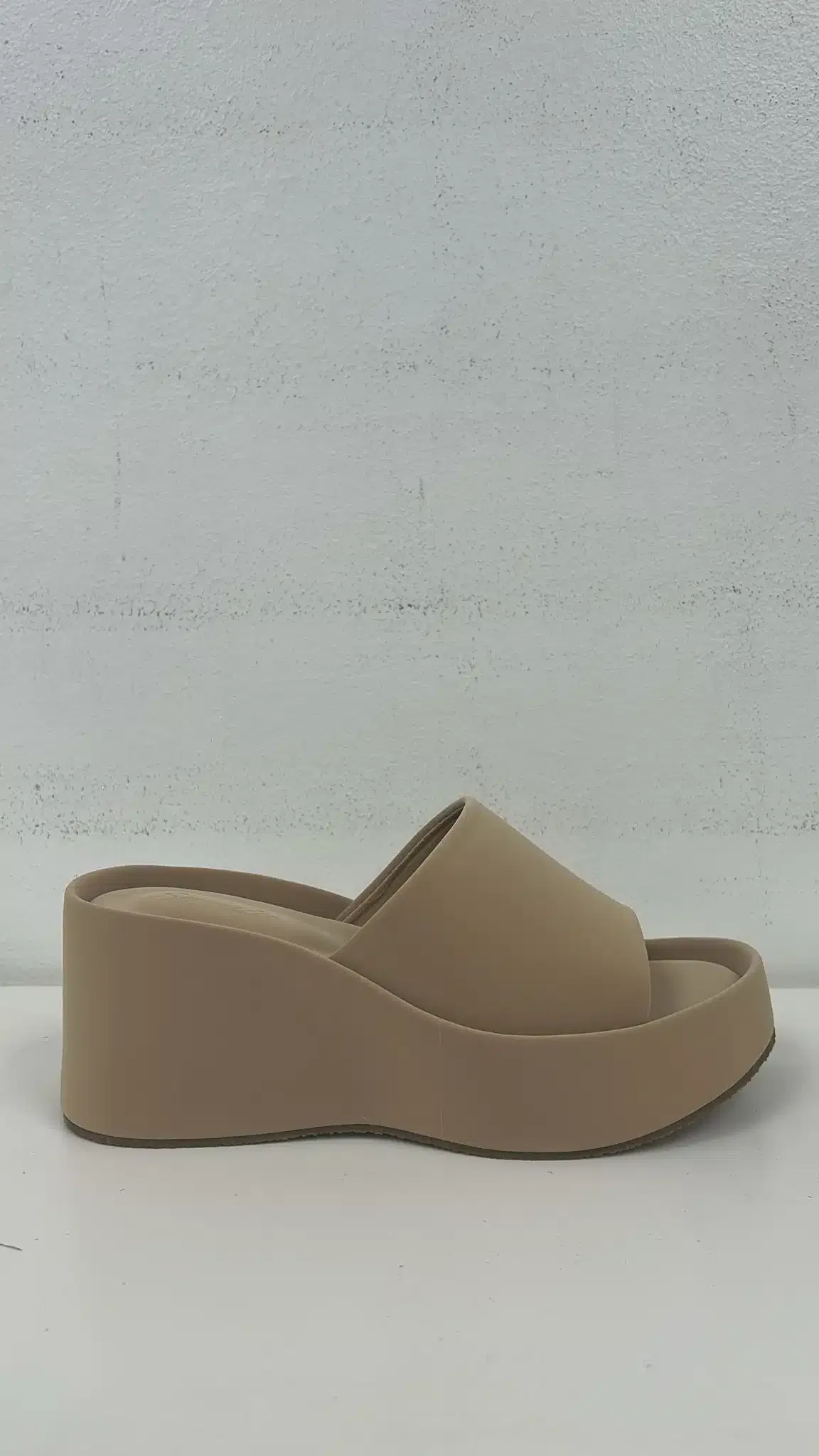 SANDALIA PLATAFORMA TAUPE - Imagen 1