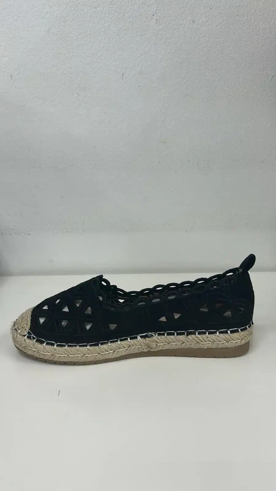 SANDALIA BAJA TRIANGULOS NEGRA - Imagen 1