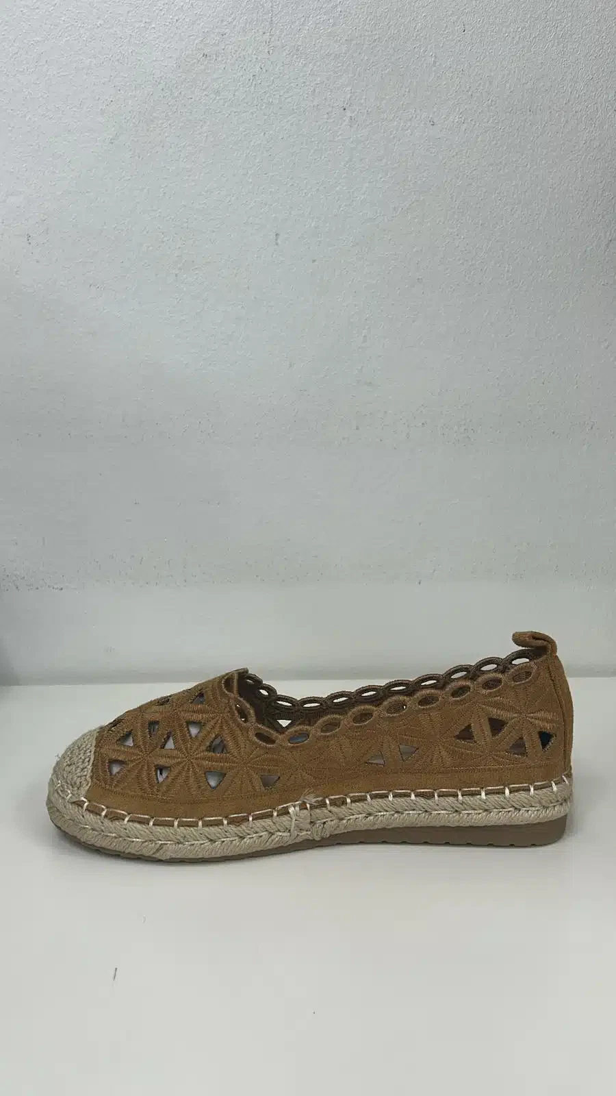 SANDALIA BAJA TRIANGULOS CAMEL - Imagen 1