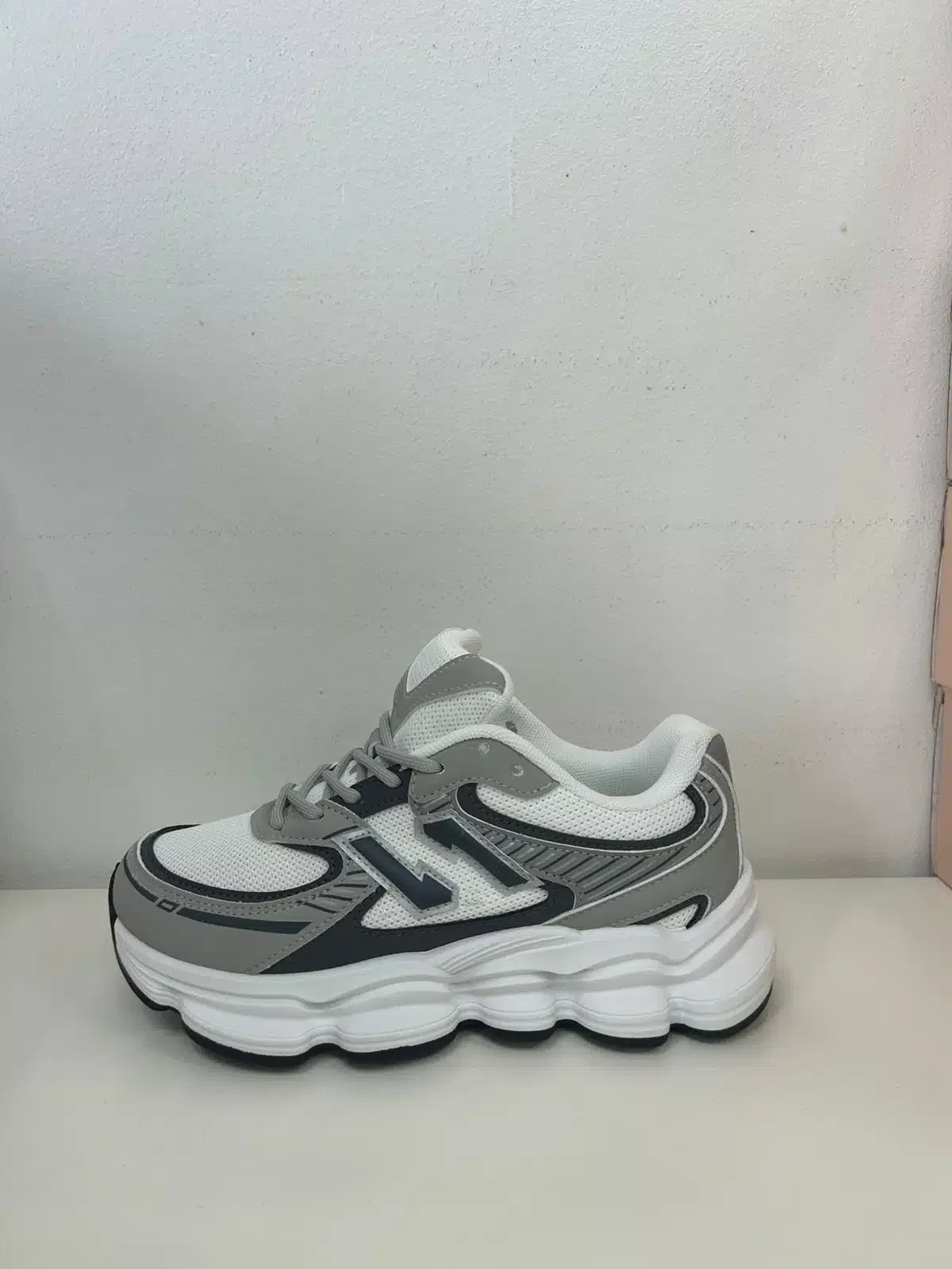 NEW BALANCE SUELA BLANCO GRIS - Imagen 1