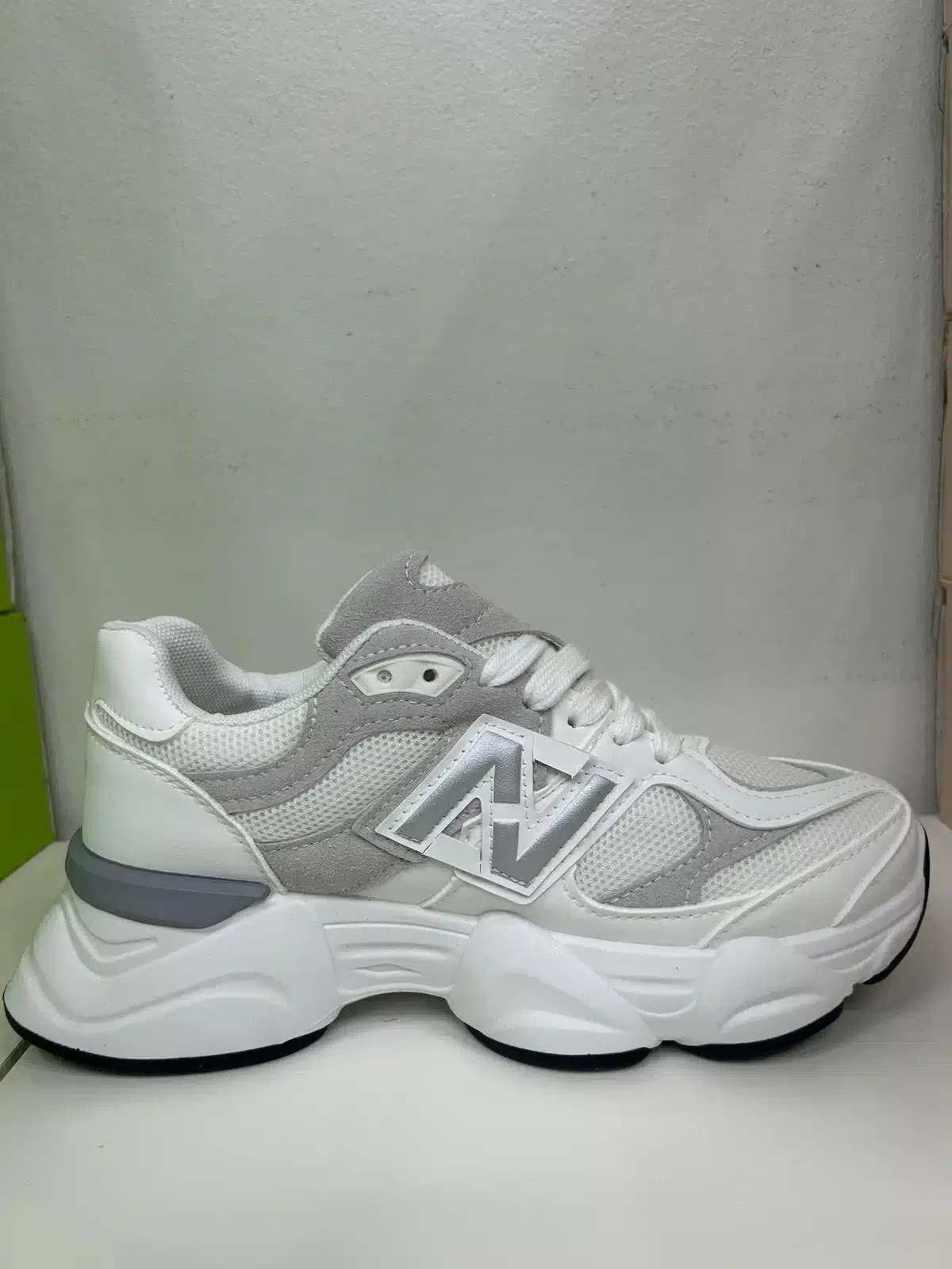 NEW BALANCE BLANCA Y GRIS - Imagen 1