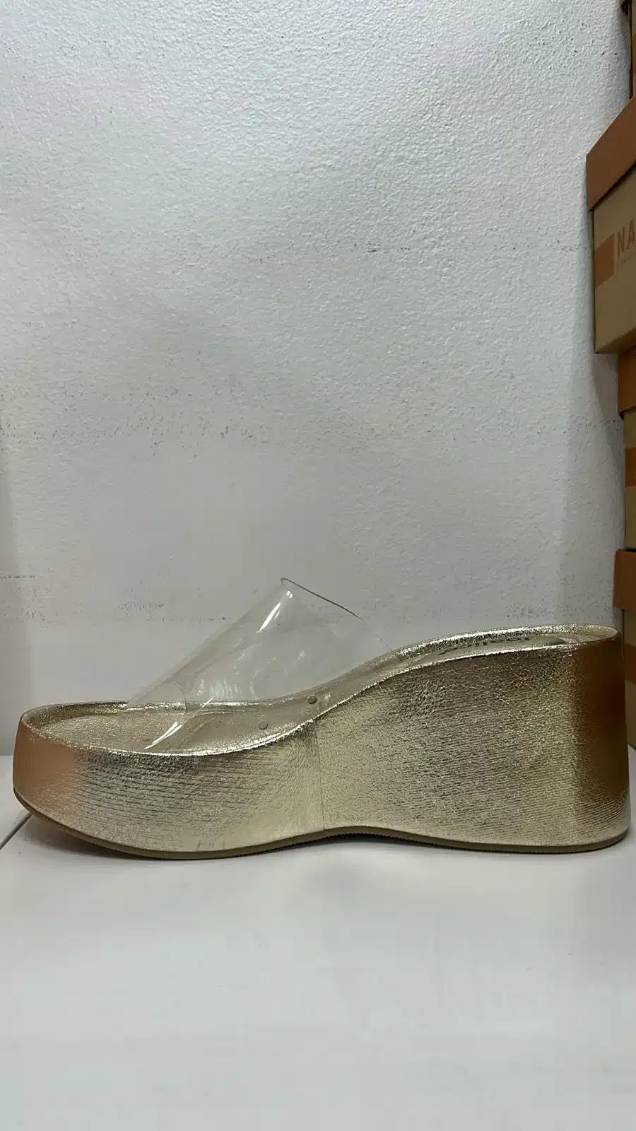 ZUECO TRANSPARENTE DORADO - Imagen 1