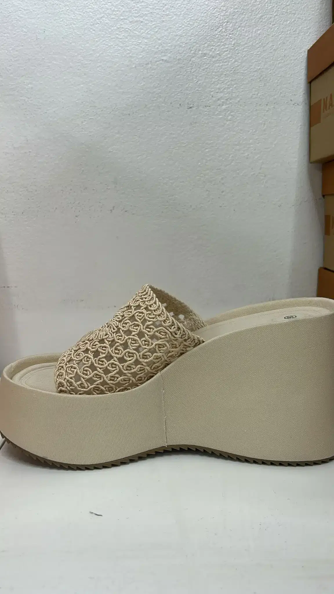 SANDALIA ENCAJE BEIGE - Imagen 1