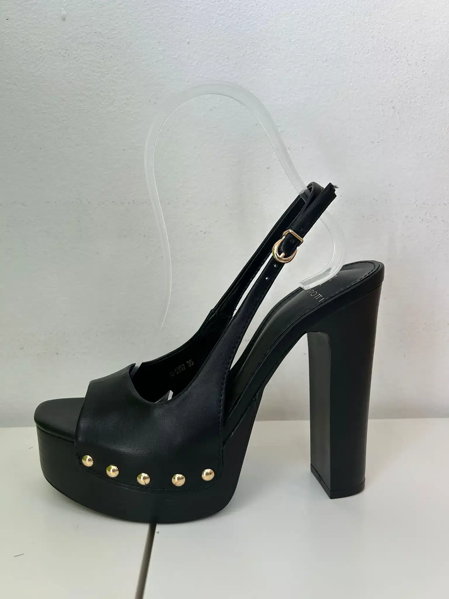 TACÓN NEGRO TACHUELAS - Imagen 1