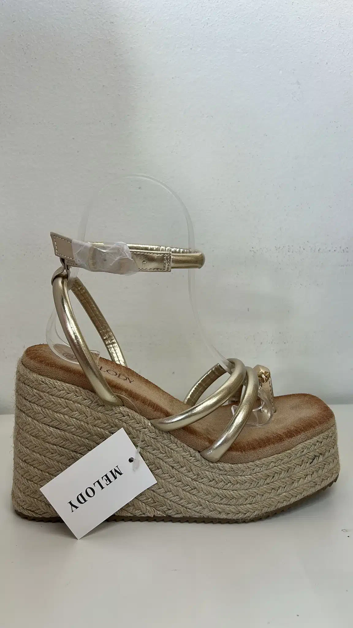 SANDALIA ANILLO DOS TIRAS DORADA - Imagen 1