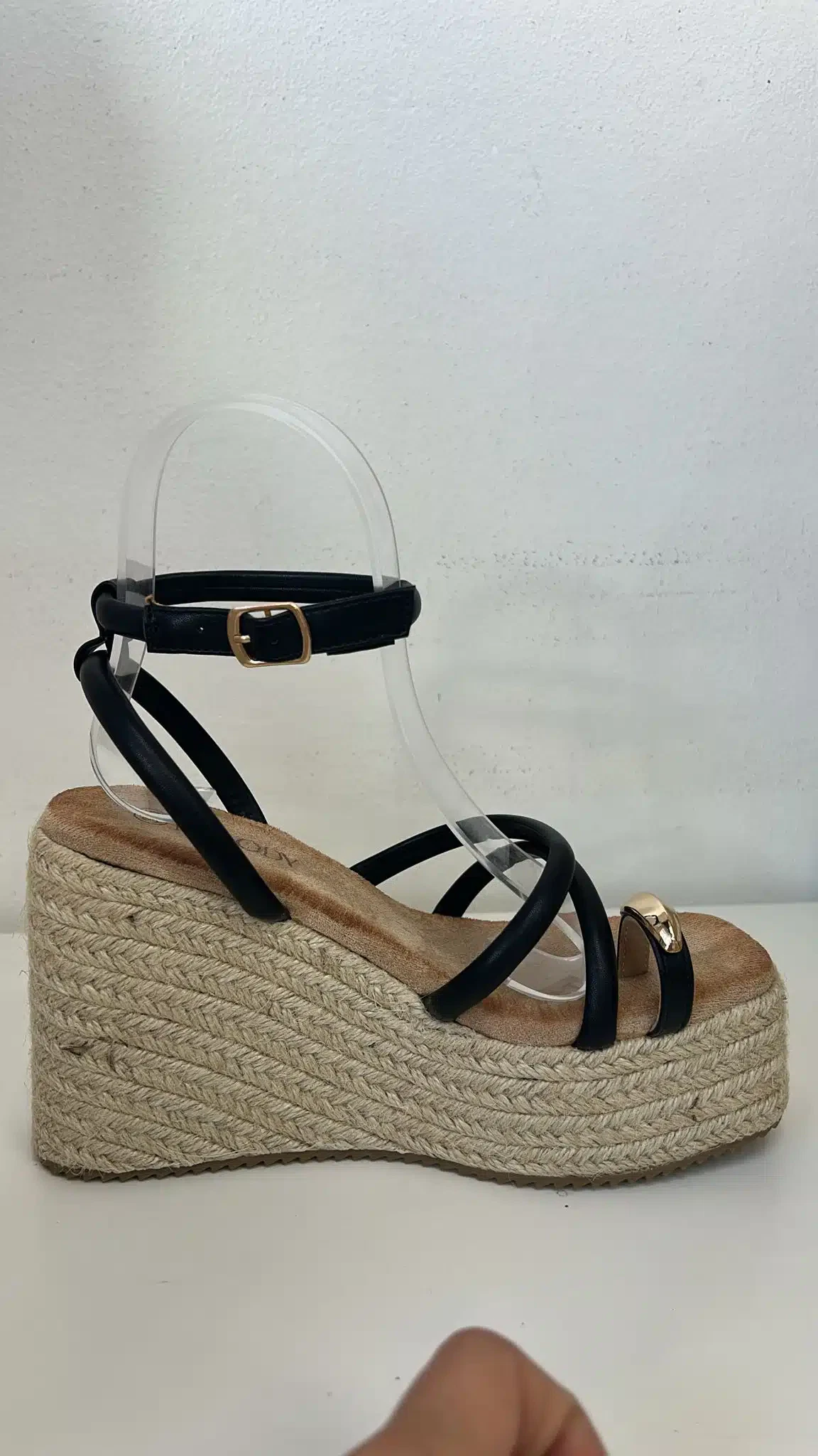 WhatsApp Image 2026-04-15 at 19.11.52 SANDALIA ANILLO DOS TIRAS NEGRO - Imagen 1