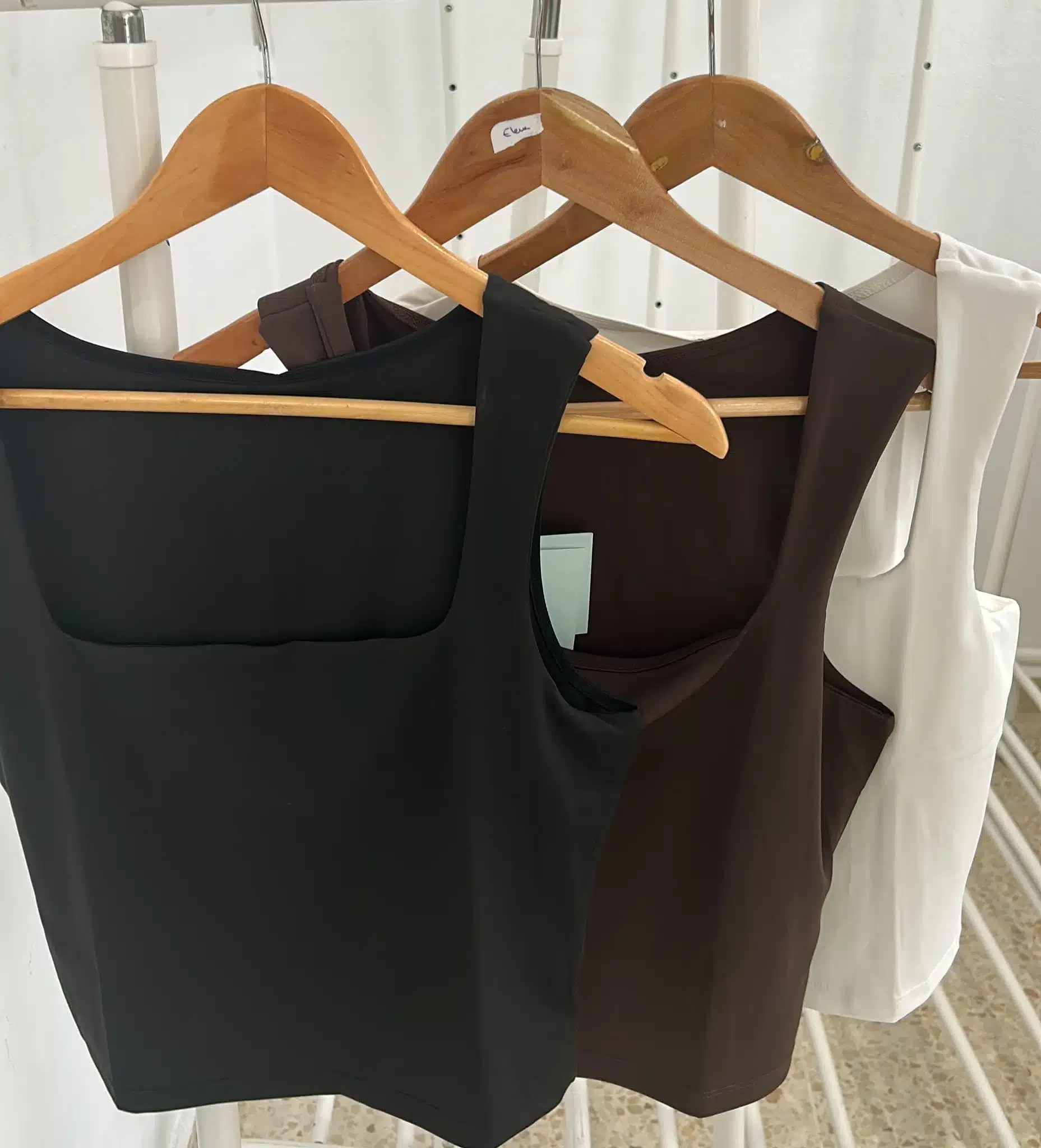 TOP CORTO LOW ESCOTE CUADRADO - Imagen 2