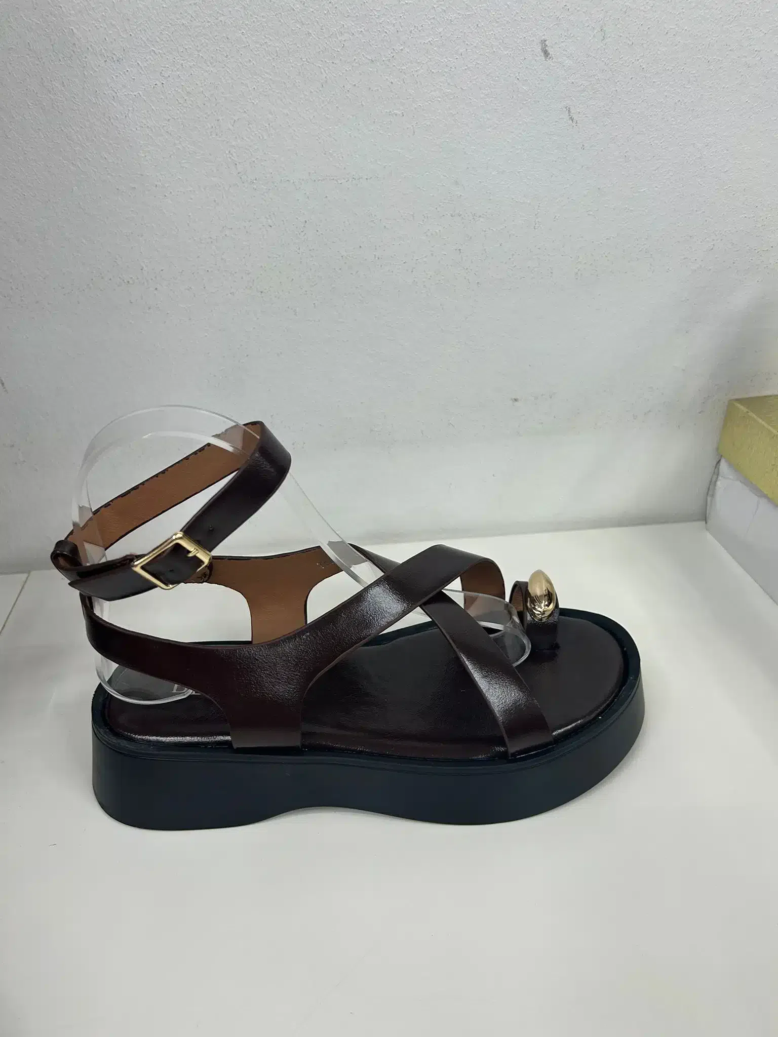 SANDALIA ROMANA ANILLO LOW MARRON - Imagen 1