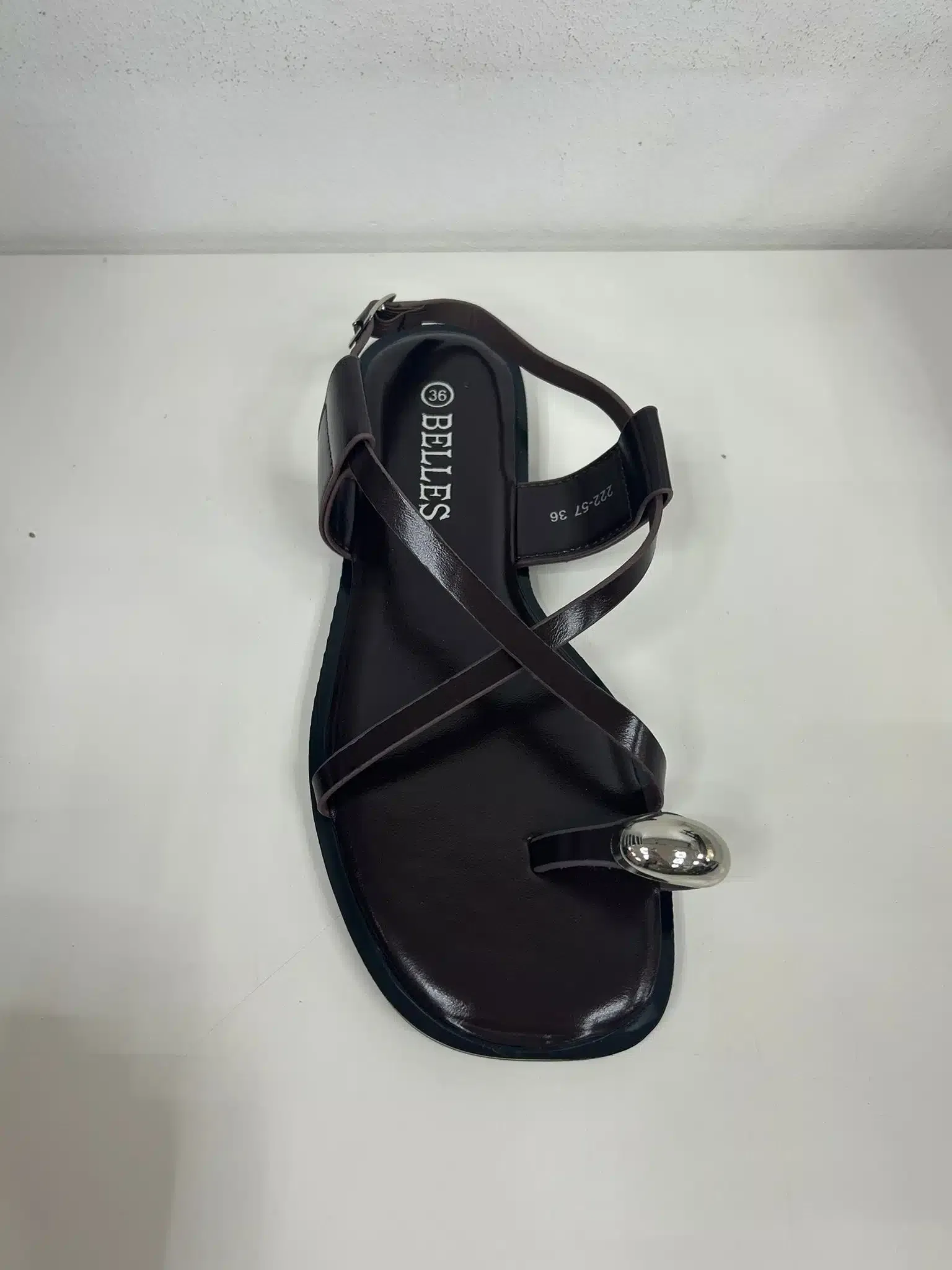 SANDALIA PLANA CRUCE ANILLO MARRON - Imagen 1