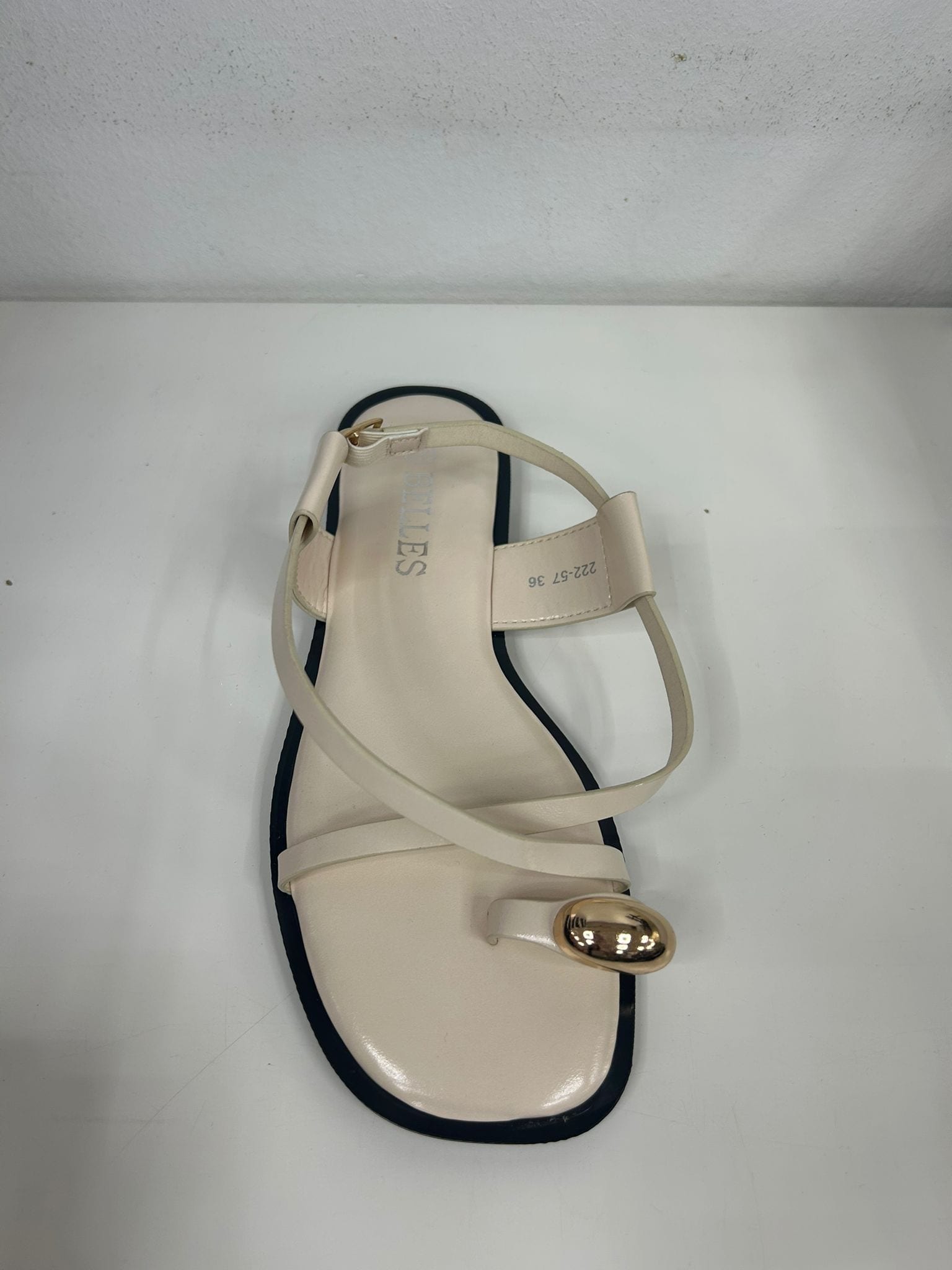 SANDALIA PLANA CRUCE ANILLO BEIGE - Imagen 1