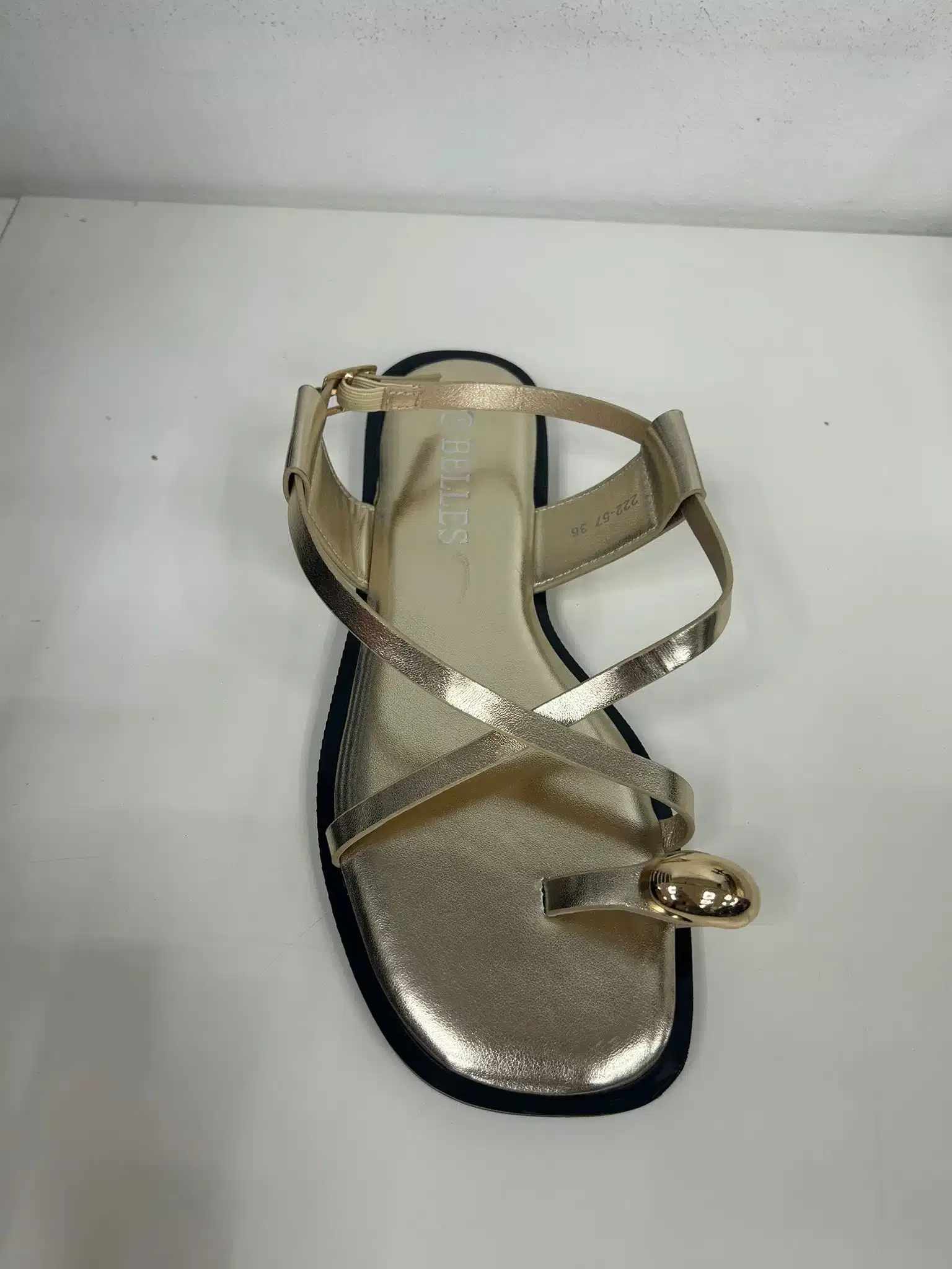 SANDALIA PLANA CRUCE ANILLO DORADO - Imagen 1