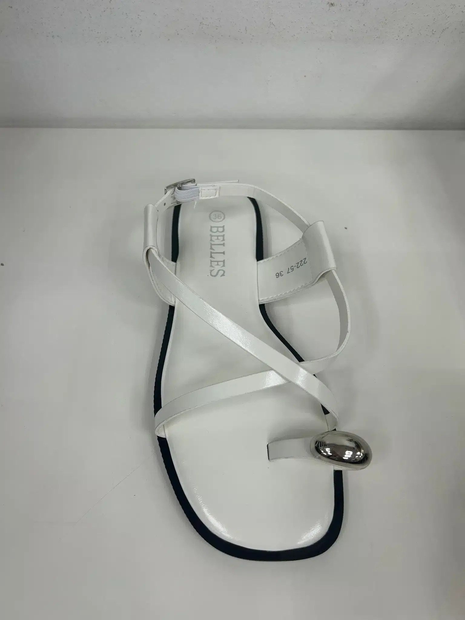 SANDALIA PLANA CRUCE ANILLO BLANCA - Imagen 1