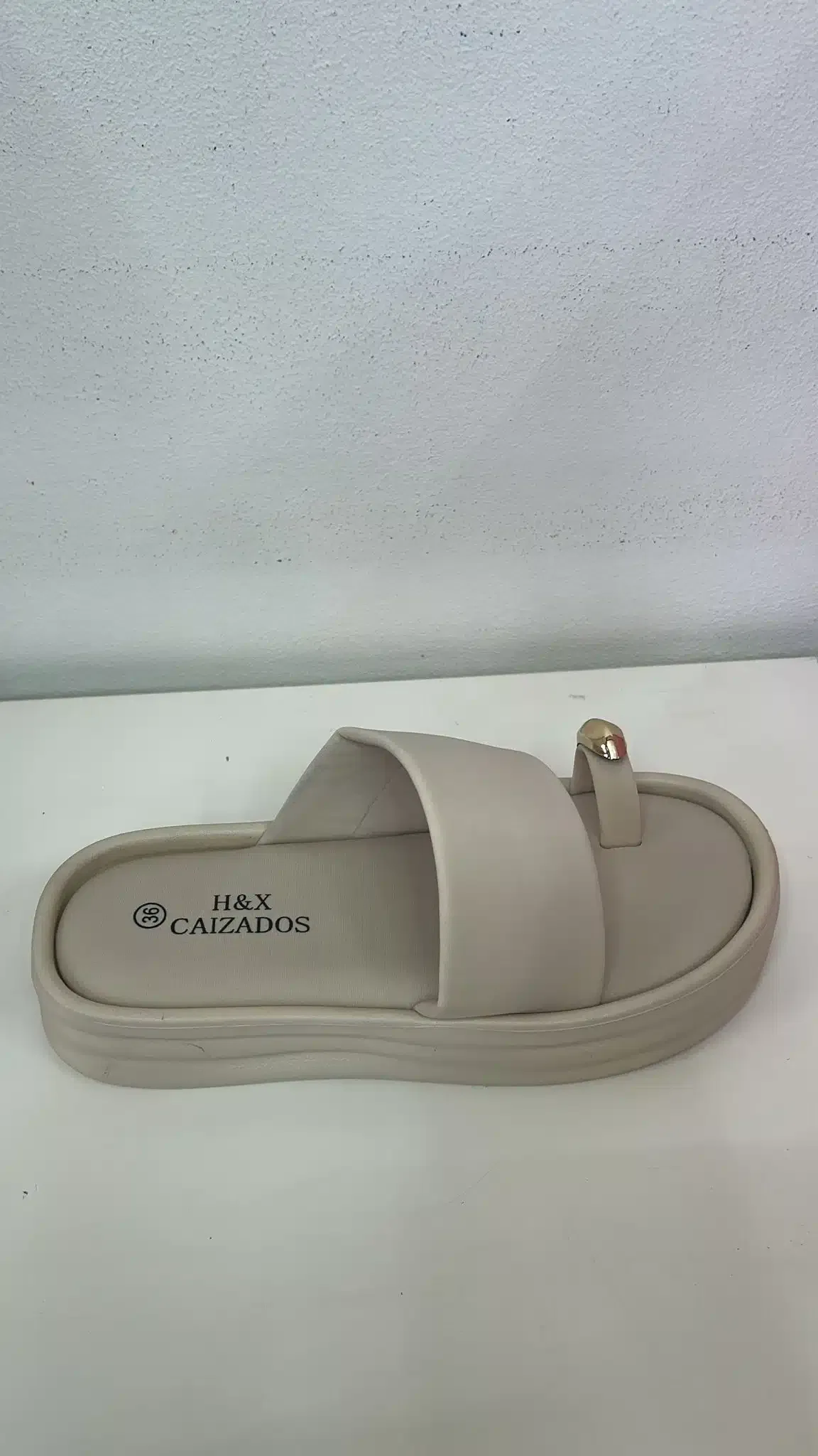 CHANCLA ANILLO BEIGE - Imagen 1