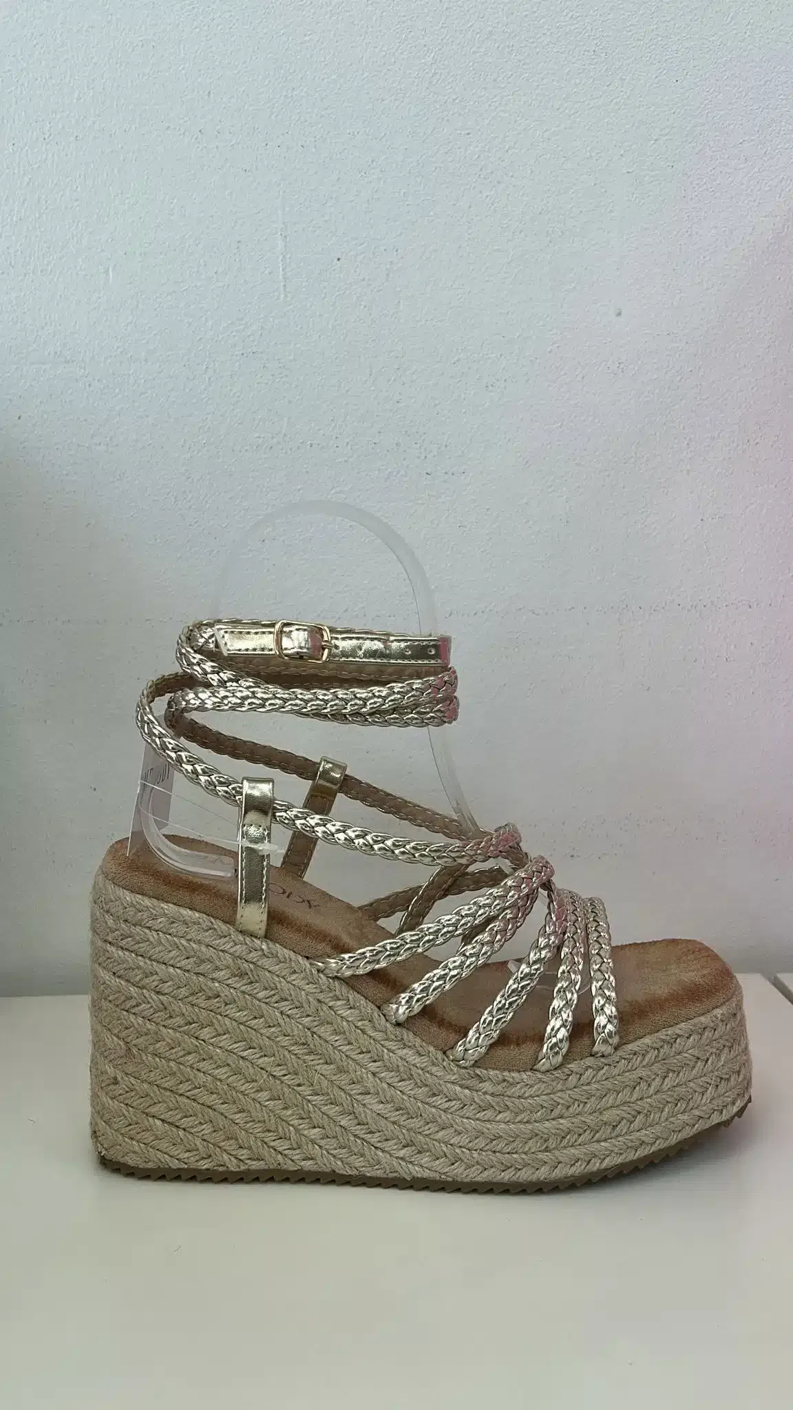 SANDALIA ALTA TRENZADA DORADA - Imagen 1