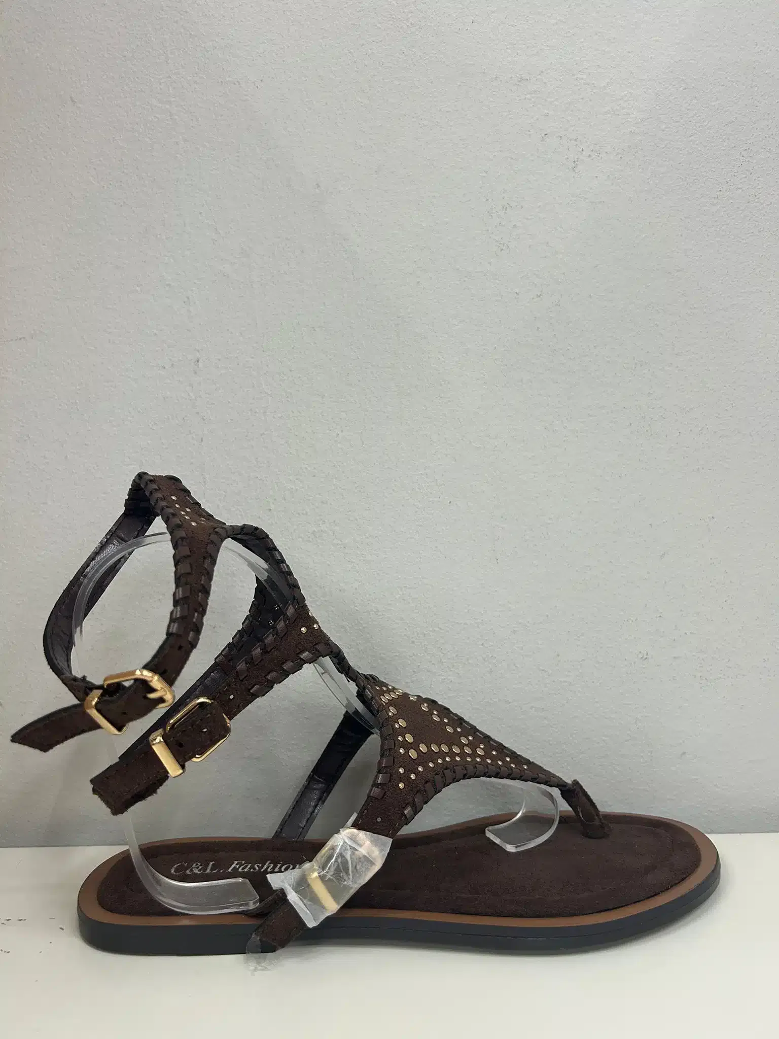 CHANCLAS TACHUELAS MARRON - Imagen 1