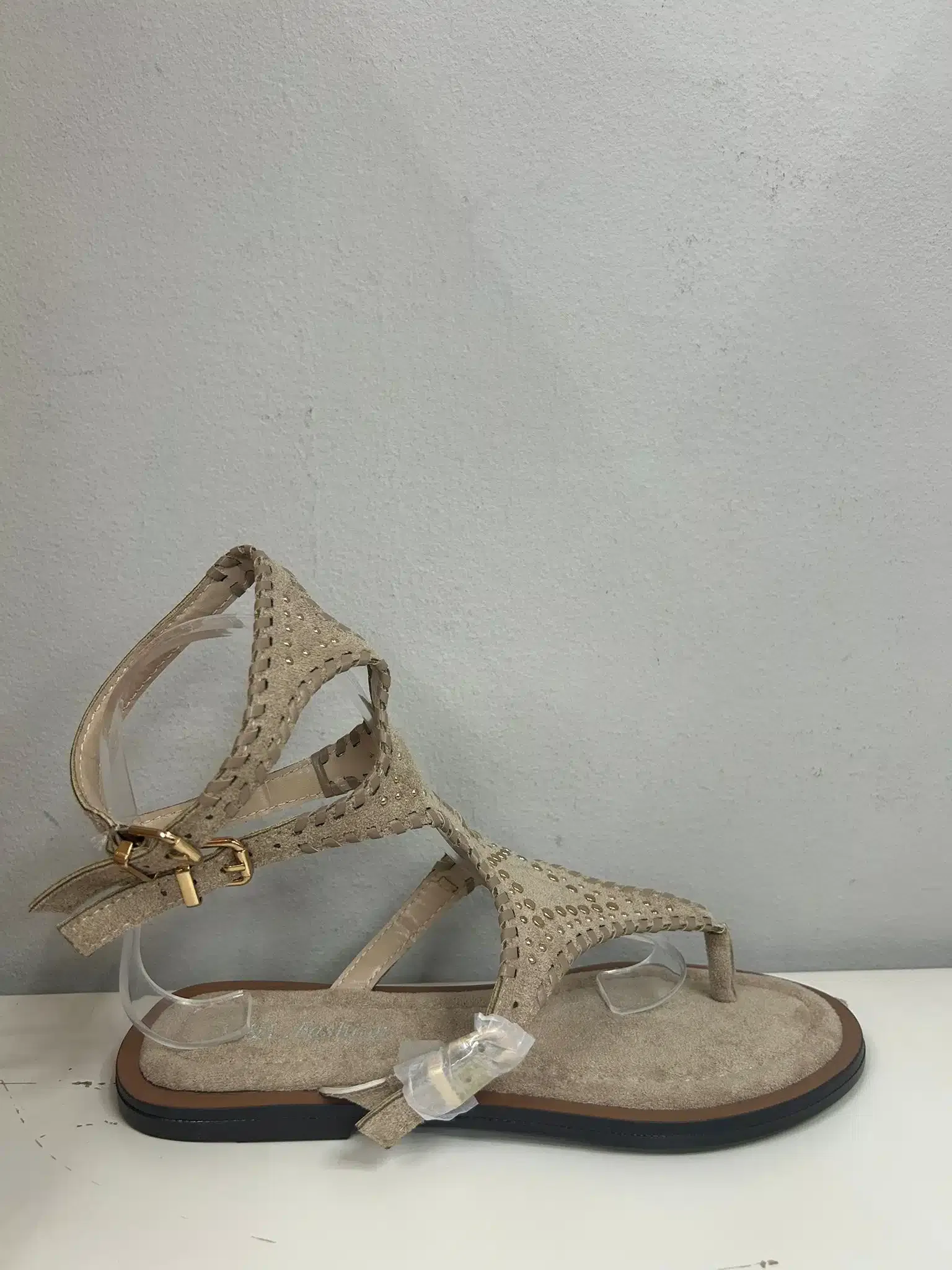 CHANCLAS TACHUELAS BEIGE - Imagen 1
