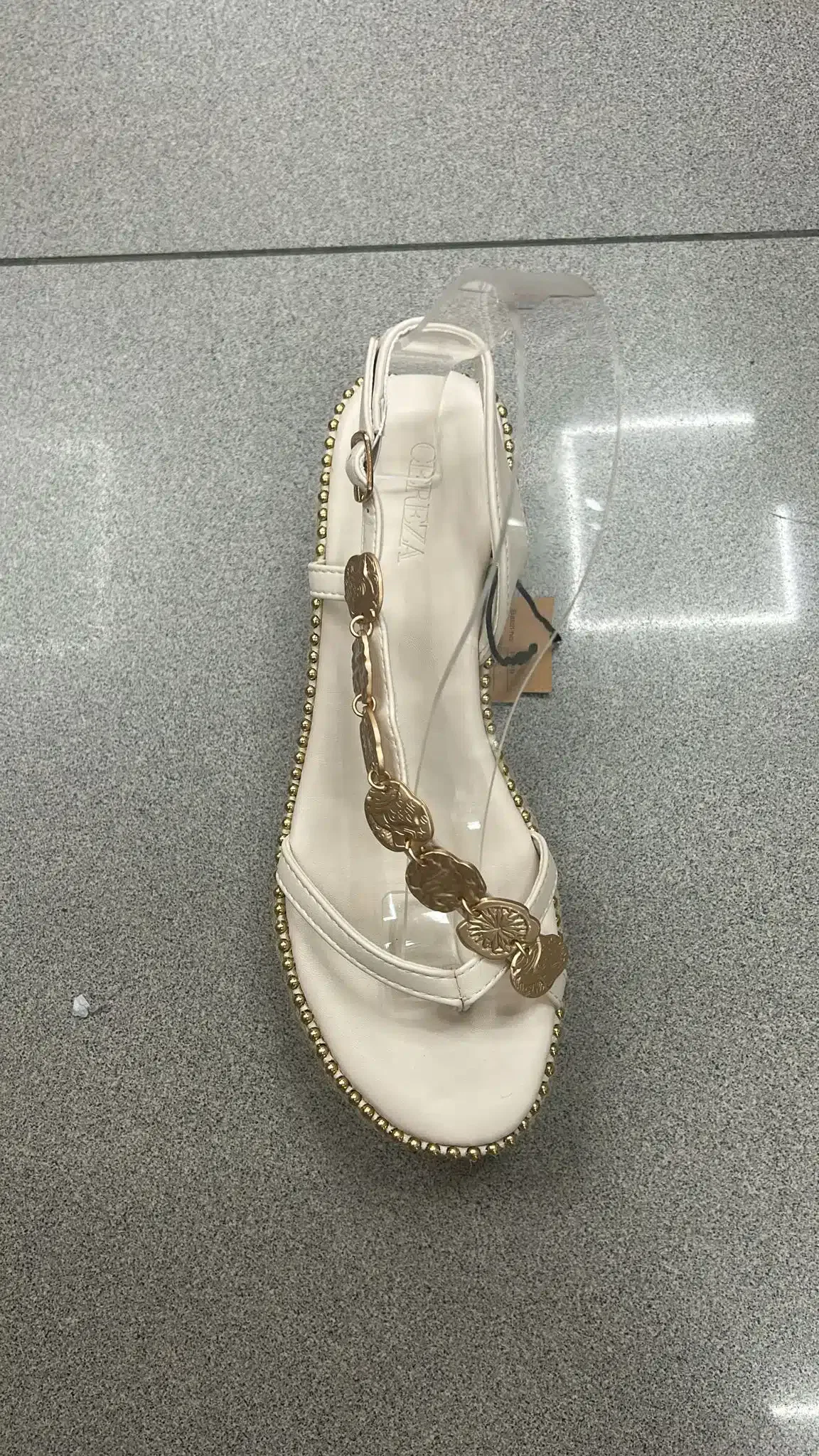 SANDALIA TACHUELAS DORADA BEIGE - Imagen 1