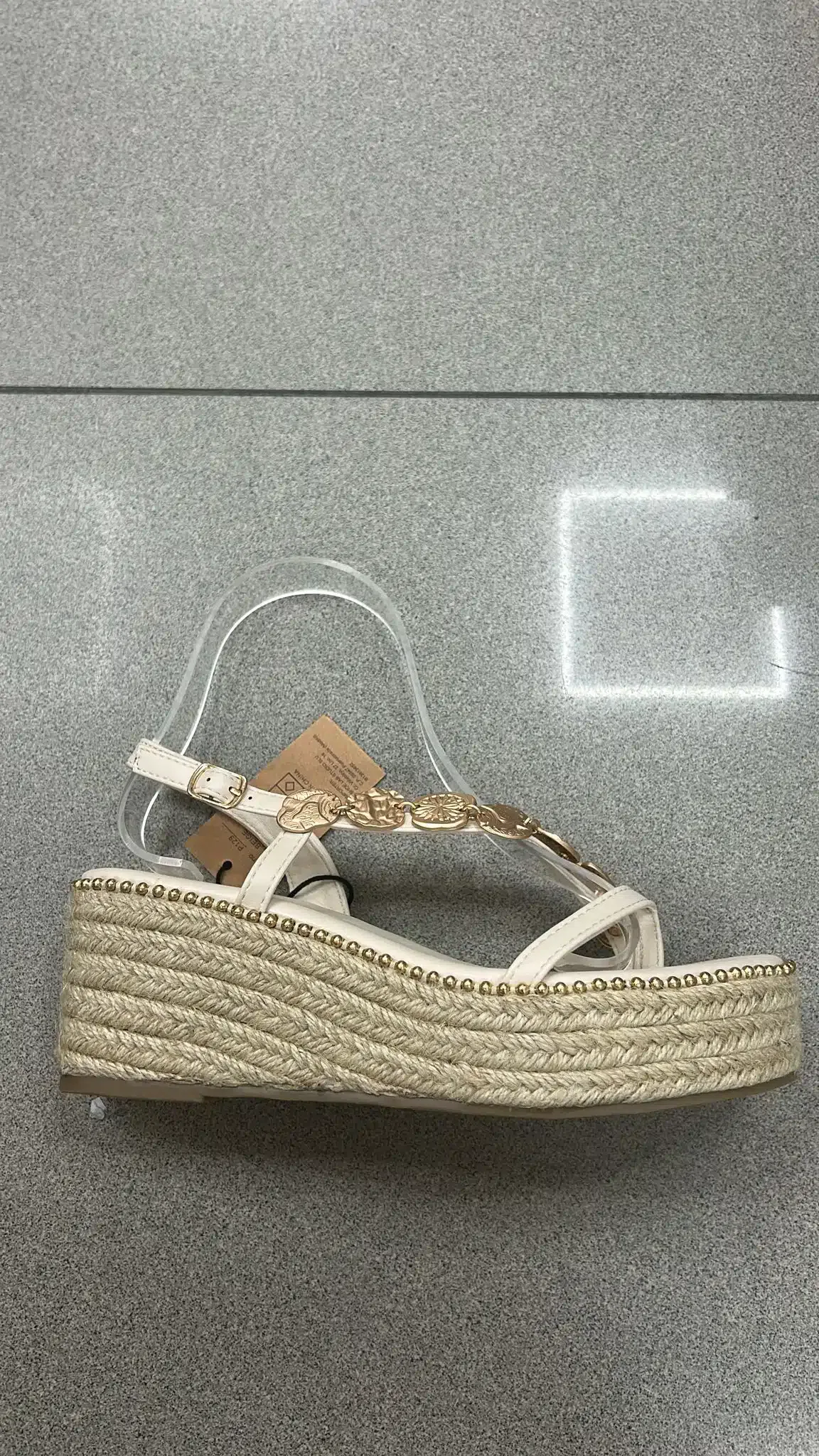 SANDALIA TACHUELAS DORADA BEIGE - Imagen 2