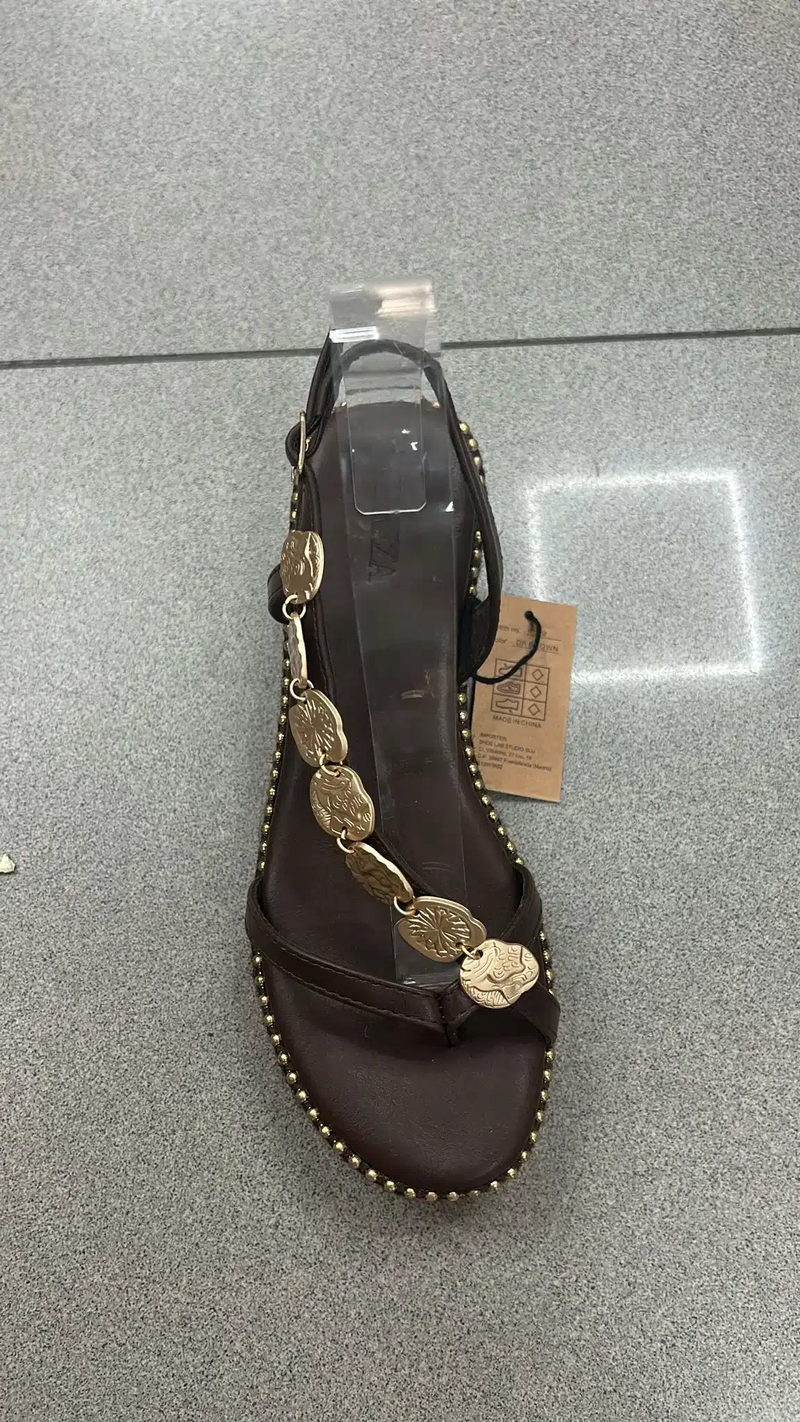 SANDALIA TACHUELAS DORADA MARRON - Imagen 1