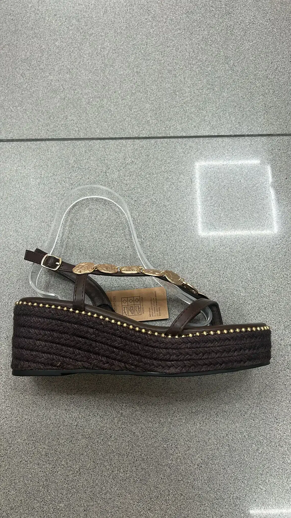 SANDALIA TACHUELAS DORADA MARRON - Imagen 2