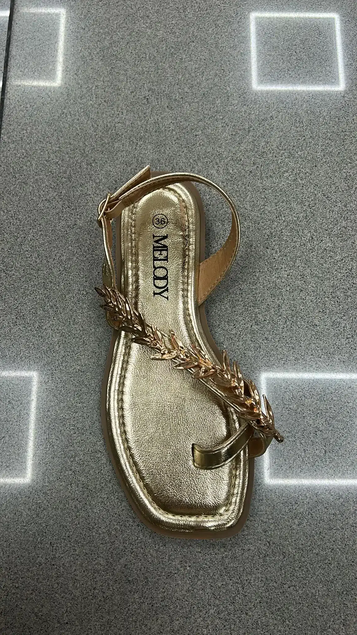 SANDALIA HOJAS DORADO - Imagen 1