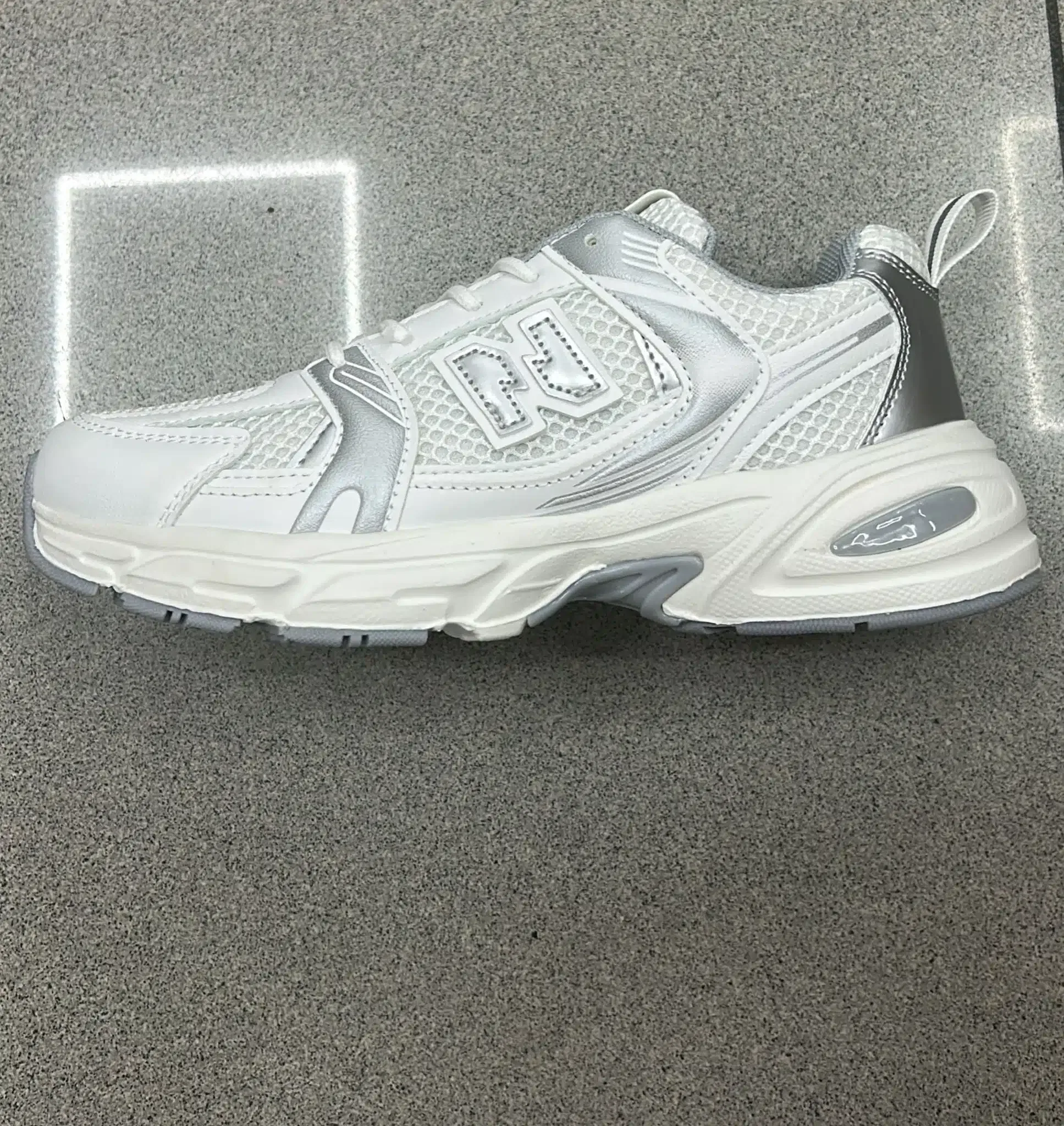 WhatsApp Image 2026-05-20 at 15.16.03 NEW BALANCE BLANCA PLATA - Imagen 1