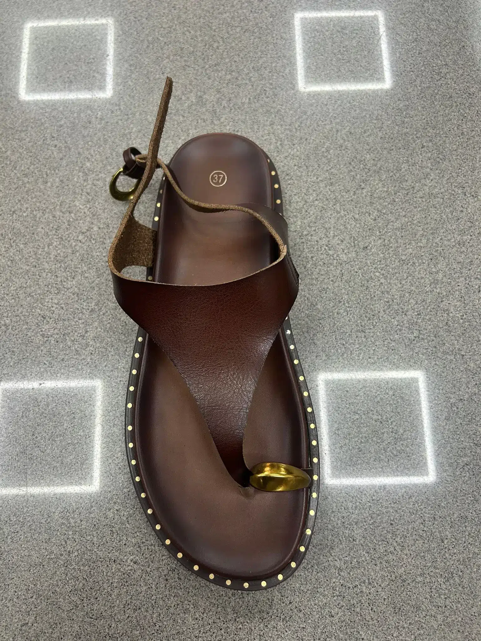SANDALIA TACHUELA ANILLO MARRON - Imagen 1
