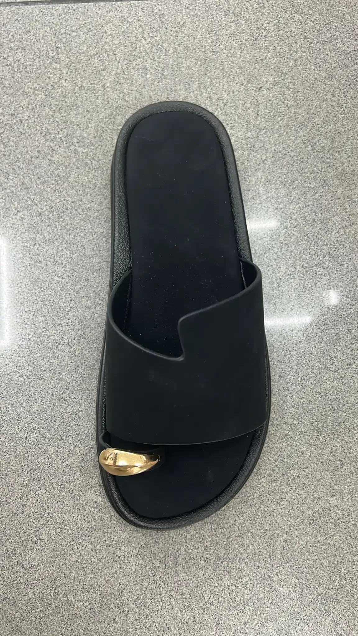 WhatsApp Image 2026-05-25 at 17.01.49 CHANCLA ANILLO BLACK - Imagen 1