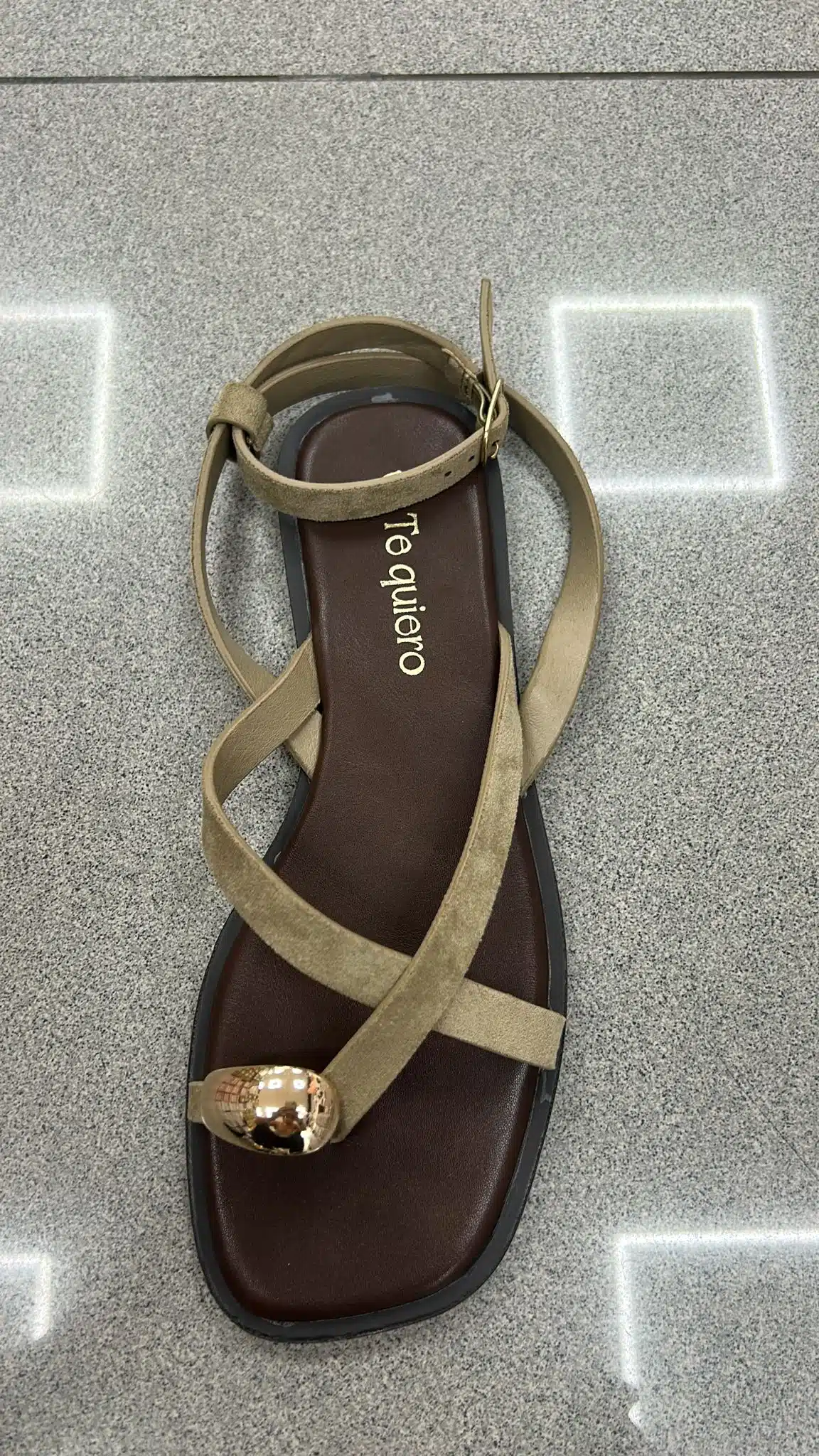 WhatsApp Image 2026-05-28 at 17.05.12 SANDALIA CRUZADA ANILLO PLANA KAKI - Imagen 1