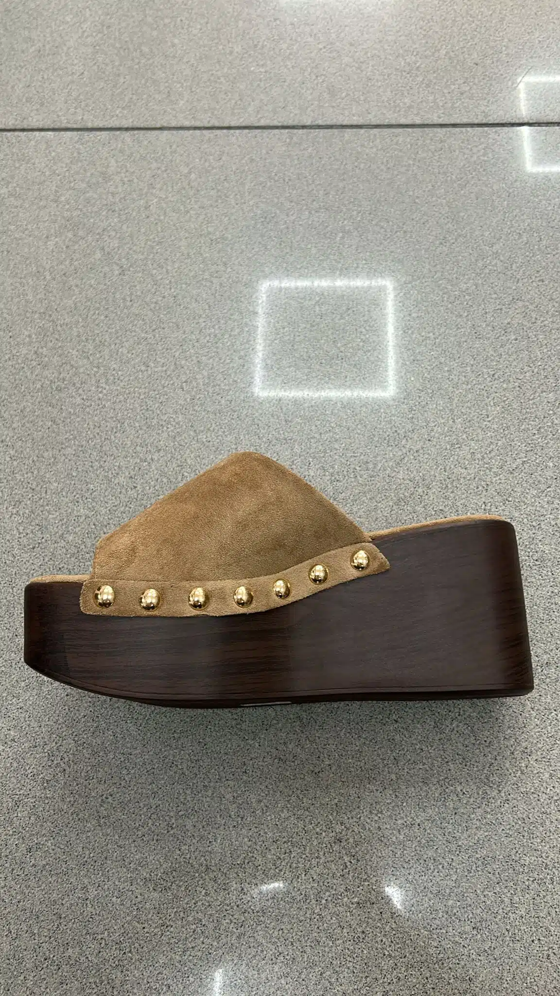 WhatsApp Image 2026-05-28 at 17.06.26 ZANCO MADERA ANTELINA LOW KAKI - Imagen 1