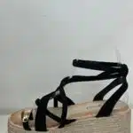 SANDALIA NEGRA/BEIGE CRUZADA ANILLO