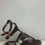 CHANCLAS TACHUELAS MARRON