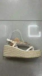 SANDALIA TACHUELAS DORADA BEIGE - Imagen 2