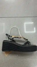 SANDALIA TACHUELAS DORADA NEGRA - Imagen 2