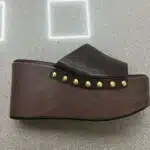 ZUECO MARRON TACHUELAS
