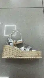 SANDALIA CRUCE TRENZADA PLATA - Imagen 2