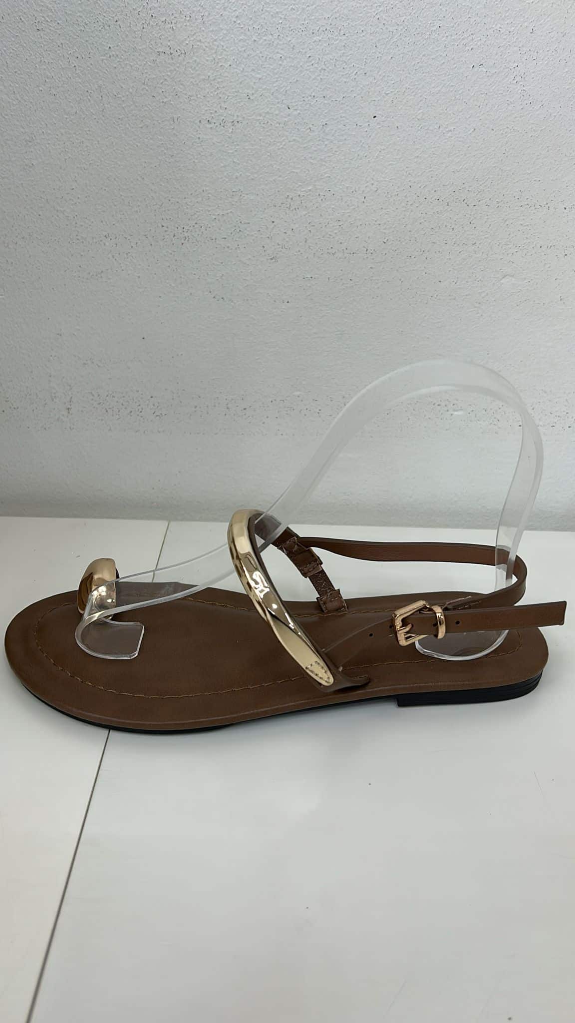 WhatsApp Image 2026-01-19 at 16.40.30 SANDALIA PLANA ANILLO KAKI - Imagen 1