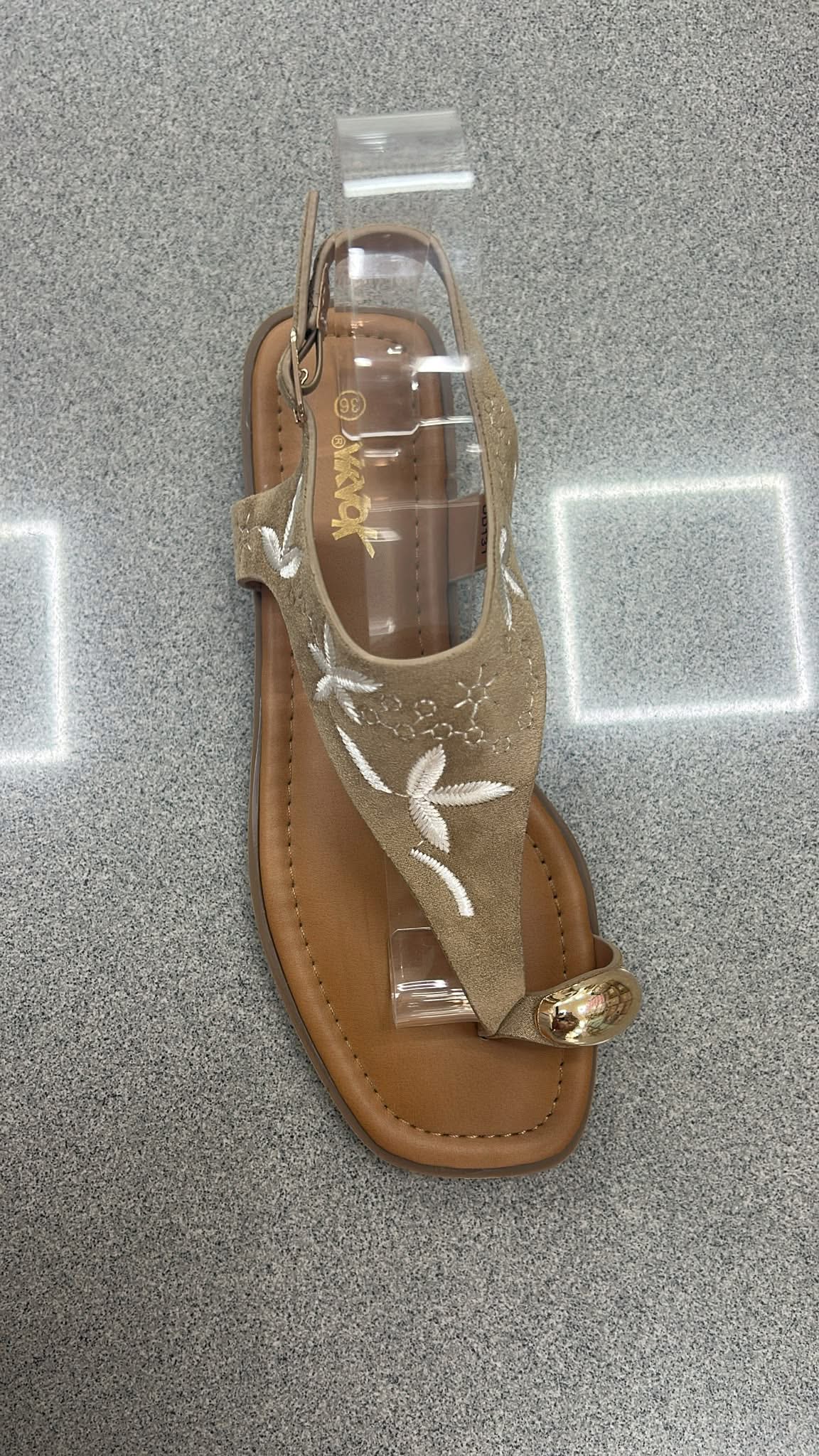 WhatsApp Image 2026-07-01 at 19.38.35 CHANCLA FLORES ANILLOS KAKI - Imagen 1